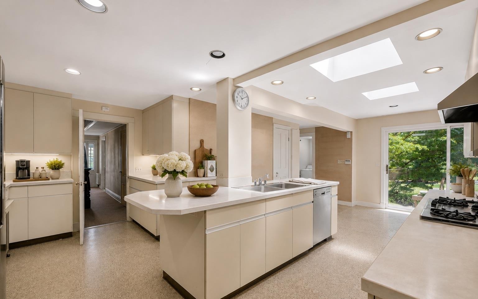Eat-in kitchen with center island